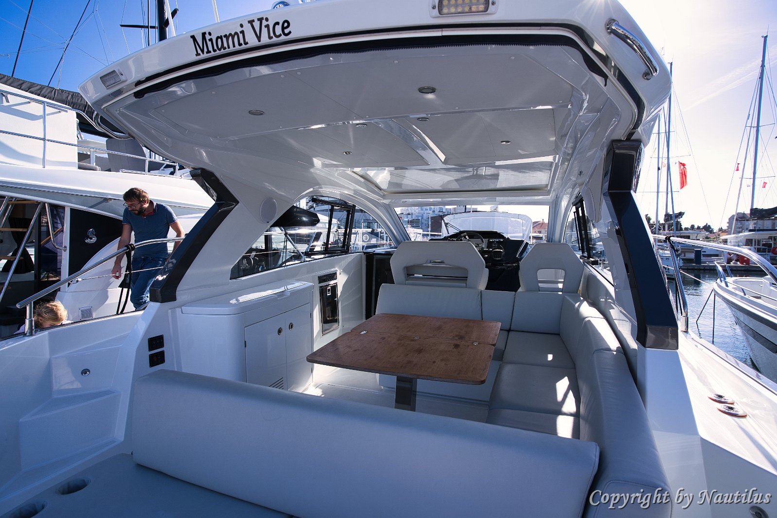 Dobrodošli na 'Miami Vice' - Gran Turismo 41 Privlačan kokpit Gran Turisma 41 'Miami Vice', dizajniran za druženje i opuštanje.