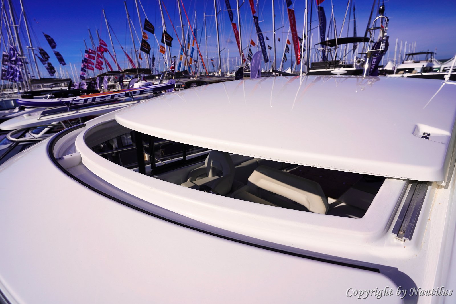 Hardtop i električni krov - 'Miami Vice' Veliki tvrdi krov pruža zaštitu, a otvara se na dodir gumba za uživanje u suncu.