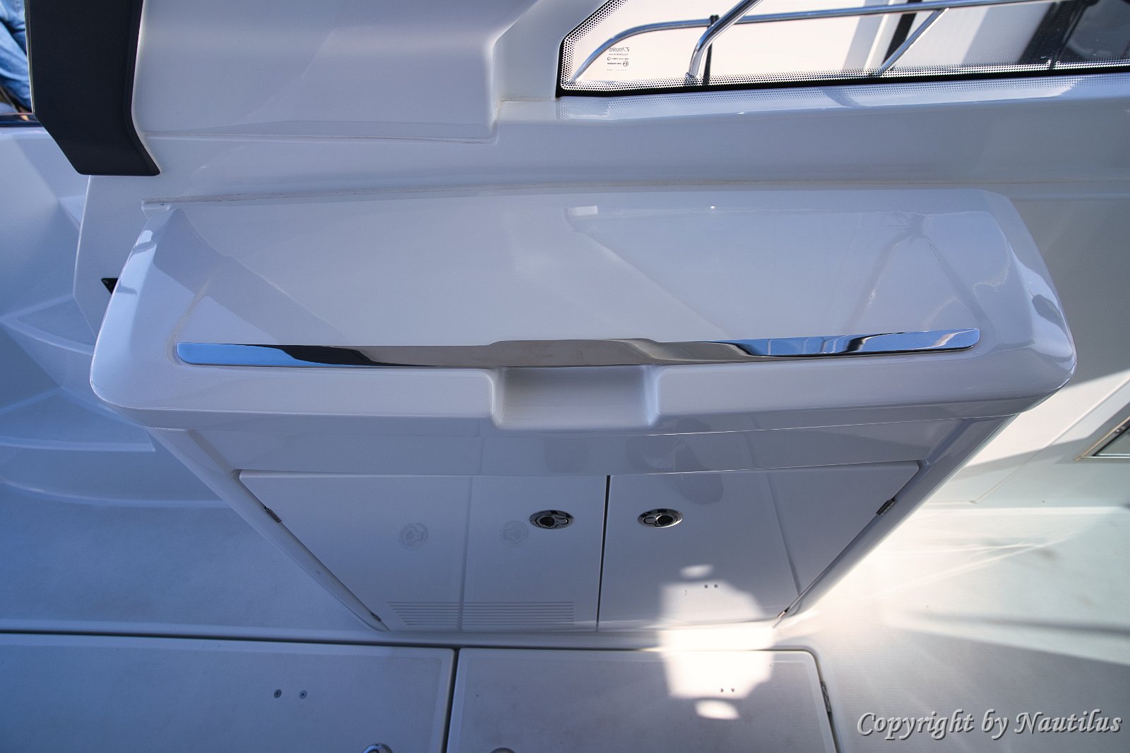 Wetbar u kokpitu - Gran Turismo 41 Opremljen roštiljem, sudoperom i hladnjakom, wetbar osigurava da su hladna pića uvijek pri ruci.