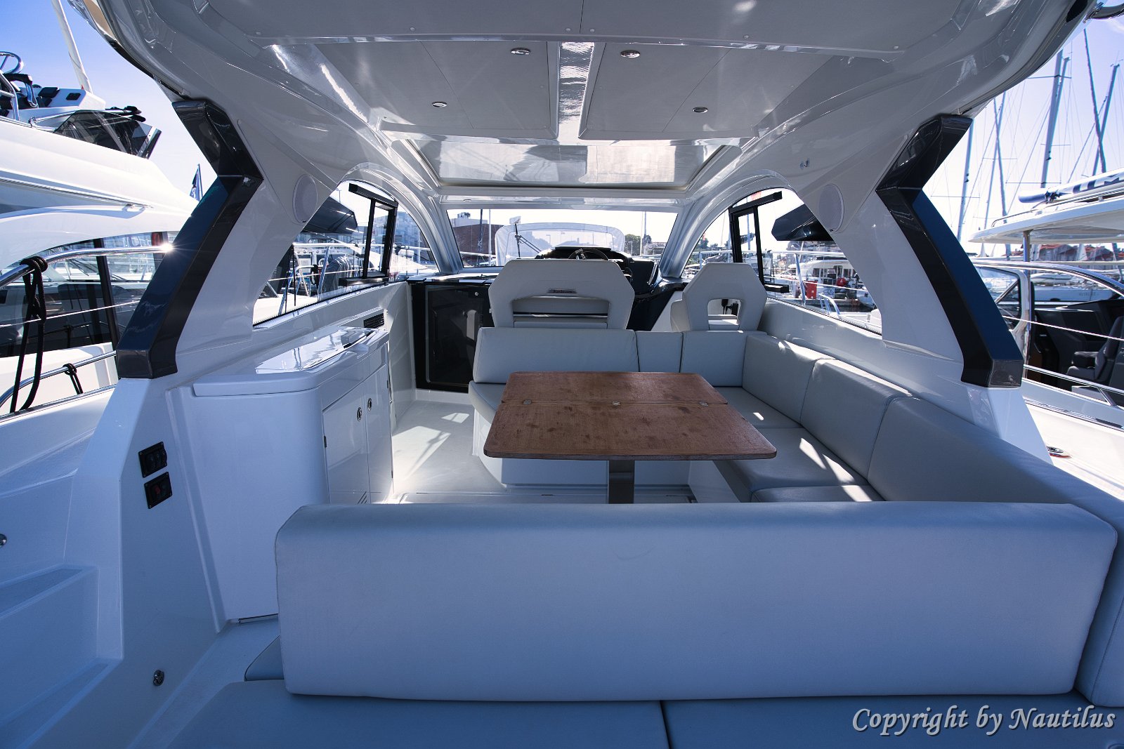 Dizajn Gran Turisma 41 Moderne linije i prostran raspored čine 'Miami Vice' istaknutom jahtom u Nautilus floti.