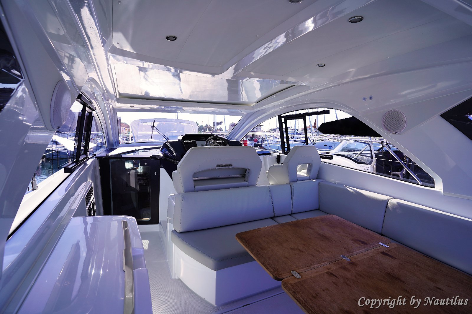 Društveno središte broda Kokpit GT 41 je srce života na brodu, povezujući kormilo i platformu za kupanje.