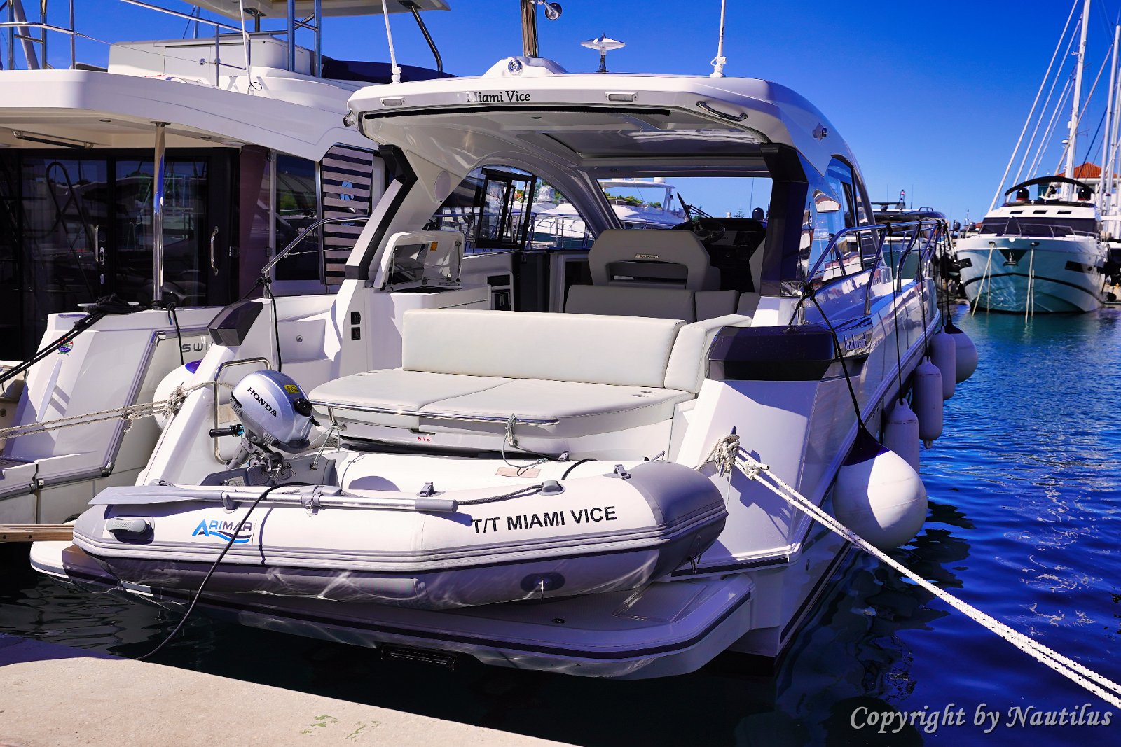 Garaža za tender / Spremište Krmena platforma lako prihvaća Highfield gumenjak, spreman za izlete na obalu.