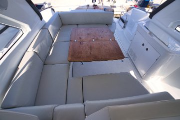 Prostrani kokpit salon - GT 41 Kutna garnitura s prekrasnim stolom od tikovine, savršeno za objedovanje na otvorenom.