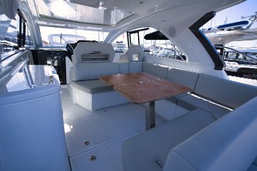 Blagovaonica u kokpitu - Gran Turismo 41 Uživajte u prostranom kokpitu ovog Beneteau sportskog krstaša.