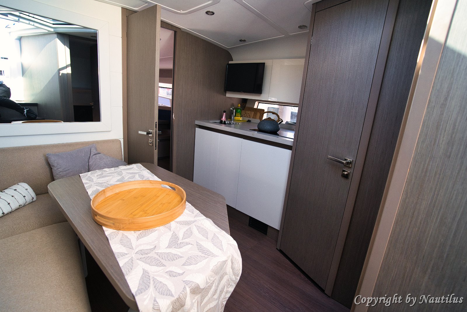 Donji salon i blagovaonica - Gran Turismo 41 Ugodan kutak za objedovanje u salonu, savršen za opuštanje izvan sunca.