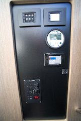 Kontrola sustava - Gran Turismo 41 Fusion audio sustav i kontrolna ploča prikladno smješteni u salonu.