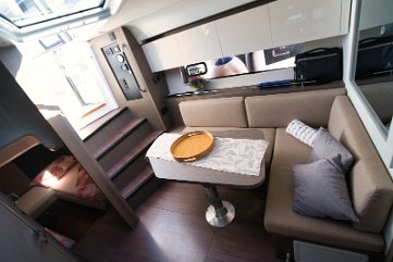 Unutarnji prostor - GT 41 Širokokutni pogled koji prikazuje velikodušni volumen interijera Gran Turisma 41.