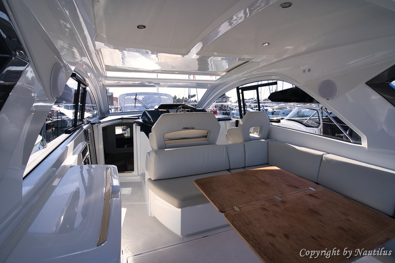 Gornji salon i stol - 'Miami Vice' Srce broda: prostrani U-salon ispod tvrdog krova na otvaranje.