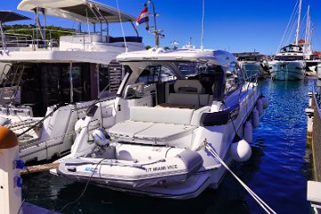 Pronto per il charter - GT 41 Vista di poppa di 'Miami Vice' ormeggiato e pronto per il vostro arrivo.