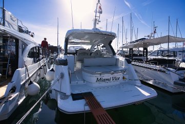Pronto per gli sport acquatici Con un robusto gommone e un facile accesso all'acqua, questo yacht è perfetto per vacanze attive.
