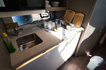 Cucina su Beneteau GT 41 Angolo cottura moderno attrezzato per preparare la colazione o pasti leggeri durante il charter.