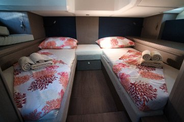 Layout cabina di poppa Un'altra angolazione della cabina ospiti che mostra l'ampia altezza e l'ambiente accogliente.