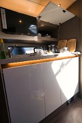 Stivaggio e Frigo - 'Miami Vice' Soluzioni di stivaggio intelligenti e un frigorifero integrato nei mobili.