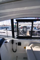 Finestrini laterali elettrici Grandi finestre elettriche consentono un'eccellente ventilazione e connessione con il mare.