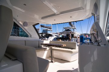 Helm Station & Lounge The skipper is never alone thanks to the clever layout placing the helm next to the lounge area.