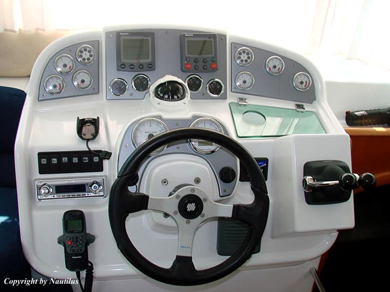 Power catamaran Lagoon Power 44 - steering wheel