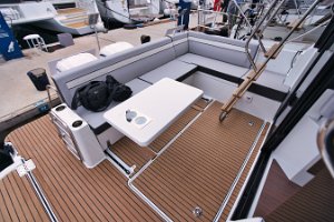 merry-fisher-1095-fly-serie2-cockpit-tisch-004