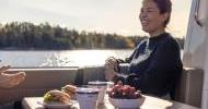Nimbus 365 Coupe - Žena sjedi i doručkuje u kokpitu broda