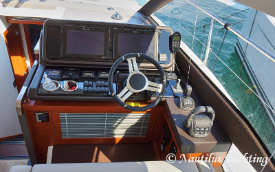 Prestige 520 Fly - Helm station with IPS system joystick