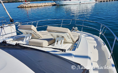 Prestige 520 Fly - Prua e grande prendisole