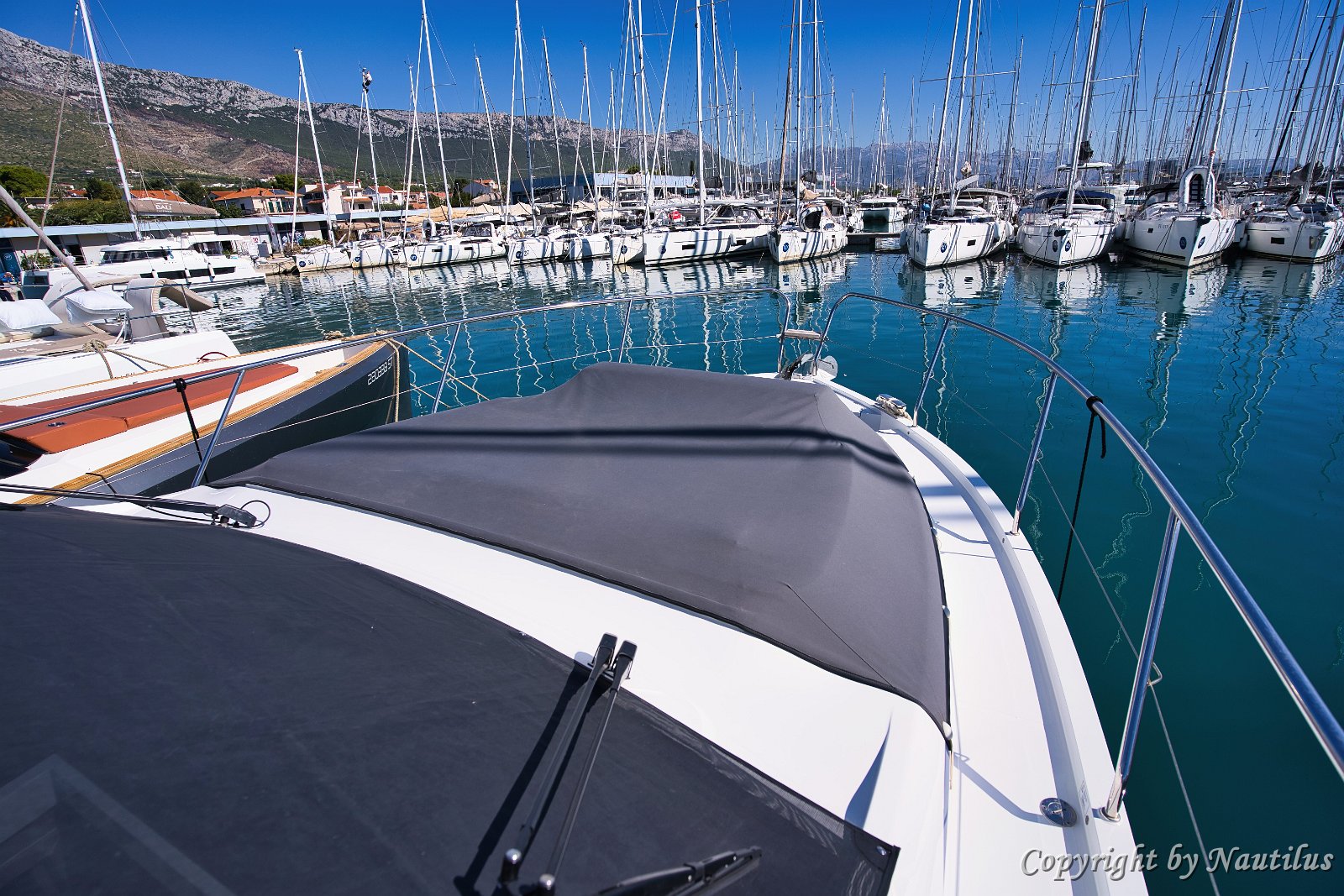 Sonnenliege auf dem Vordeck Geräumige Sonnenpolster auf dem Bug der Sealine C390, perfekt um die Adria-Sonne zu genießen.