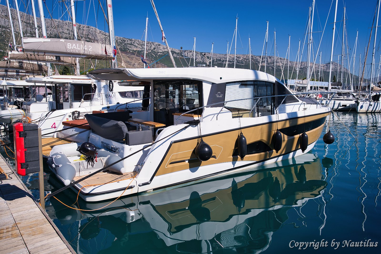Hydraulische Badeplattform Die verlängerte Plattform der 'Tireless' macht das Baden und Dinghy-Boarding sicher und mühelos.