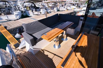 Geräumiges Cockpit & Essen im Freien Bequeme L-Sitzgruppe und Teaktisch im Cockpit, nahtlos mit dem Salon verbunden.
