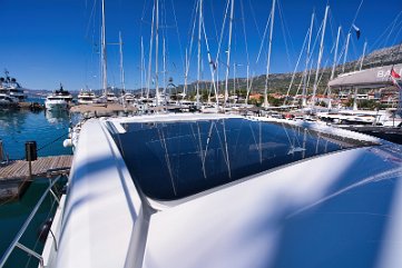 Elektrisches Schiebedach & Panoramablick Die Sealine C390 verfügt über ein großes Glasschiebedach, das den Salon zum Open-Air-Bereich macht.