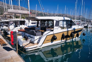 Motorboot 'Tireless' - Sealine C390 Ein sportlicher und eleganter Cruiser mit großen Glasfenstern, zu mieten in Kroatien.