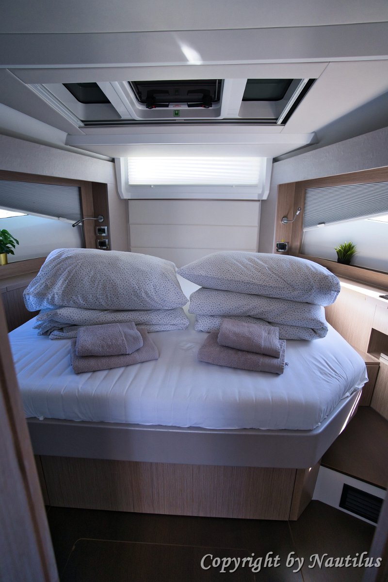 Eignersuite Sealine C390 Natürliches Licht durchflutet die Hauptkabine durch große Fenster und schafft eine helle Atmosphäre.