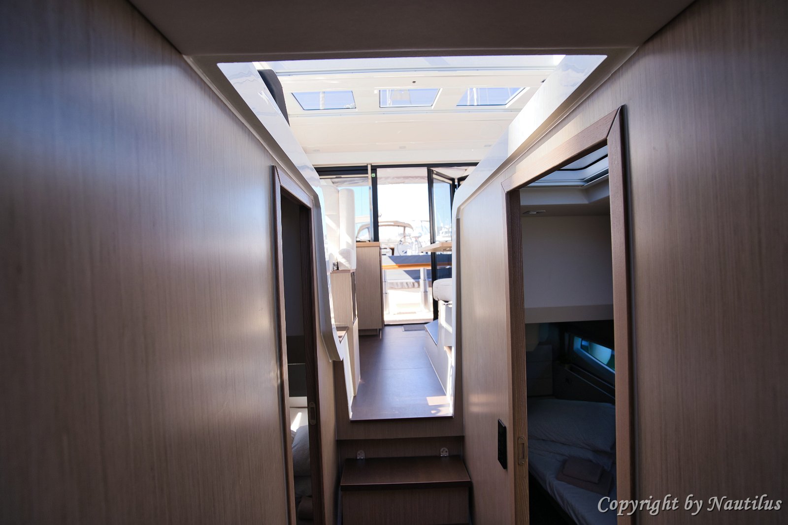 Niedergang zum Unterdeck Zugang vom Salon zu den drei geräumigen Kabinen und Bädern auf der Sealine C390.