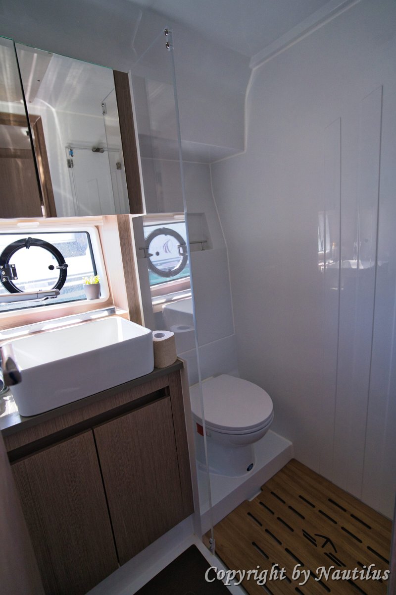 Bad mit separater Dusche Gut ausgestattetes Bad auf der 'Tireless' mit separater verglaster Duschkabine für maximalen Komfort.