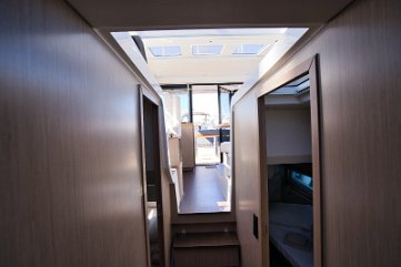 Niedergang zum Unterdeck Zugang vom Salon zu den drei geräumigen Kabinen und Bädern auf der Sealine C390.