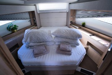 Stauraum in der Eignerkabine Viel Platz in Schränken und Fächern sorgt für einen aufgeräumten Aufenthalt auf der 'Tireless'.