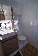 Bad mit separater Dusche Gut ausgestattetes Bad auf der 'Tireless' mit separater verglaster Duschkabine für maximalen Komfort.