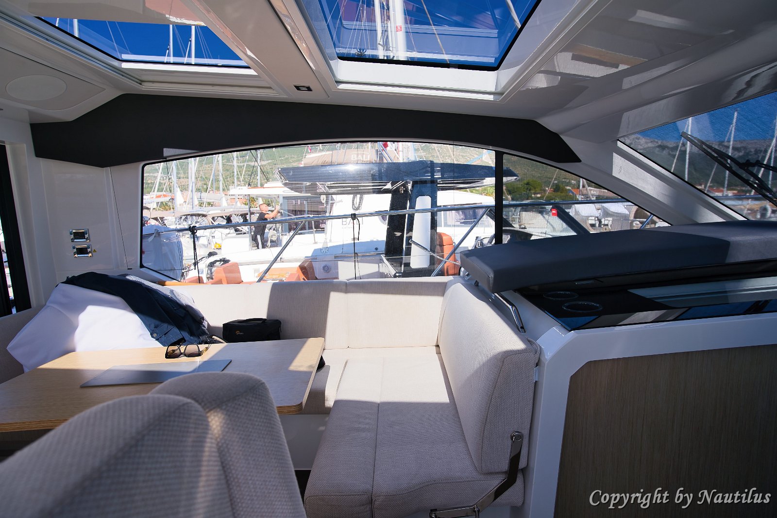 Sealine C390 Innendesign Moderne Ästhetik kombiniert mit funktionaler deutscher Ingenieurskunst.