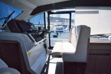 Einfacher Deckszugang Die Seitentür ermöglicht dem Skipper, schnell und sicher beim Festmachen zu helfen.