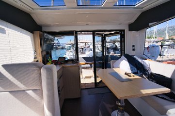Heller Salon Sealine C390 'Tireless' 360-Grad-Panoramablick verbindet den Salon der 'Tireless' mit dem Meer.