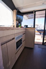 Pantry & Stauraum Praktische Stauraumlösungen und Küchenausstattung im Salon-Design integriert.