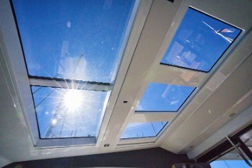 Himmelsblick aus dem Salon Das öffnende Dach verwandelt den geschlossenen Salon in einen Open-Air-Wohnraum.