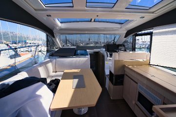 Geräumiger Wohnbereich Blick nach vorne durch den Salon, betont den offenen Plan und die Stehhöhe.