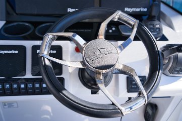 Lenkrad-Detail Übernehmen Sie die Kontrolle über die 'Tireless' mit diesem hochwertigen verstellbaren Lenkrad.