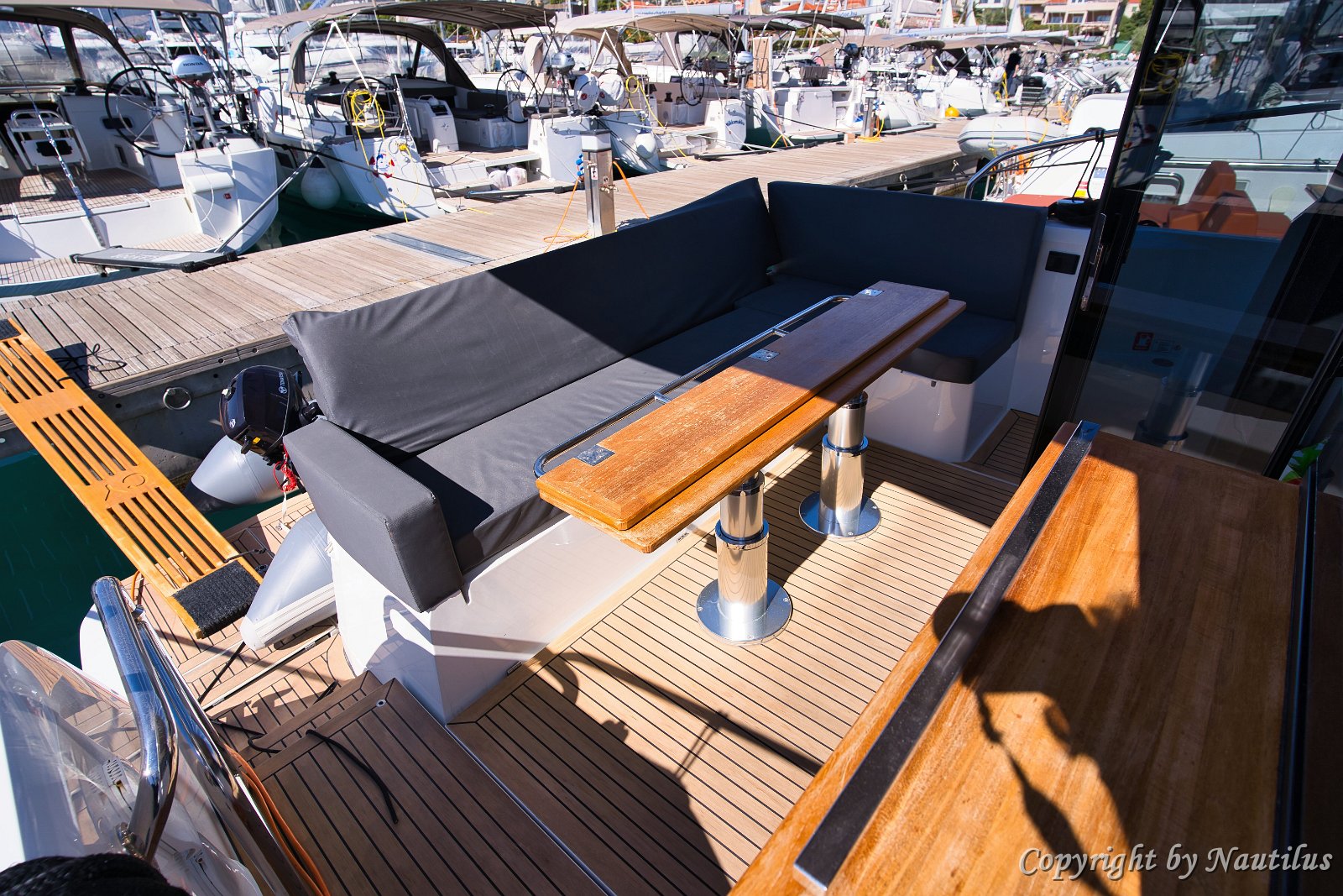 Prostrani kokpit i blagovanje na otvorenom Udobna kutna garnitura i tikov stol u kokpitu, savršeno povezani sa salonom.