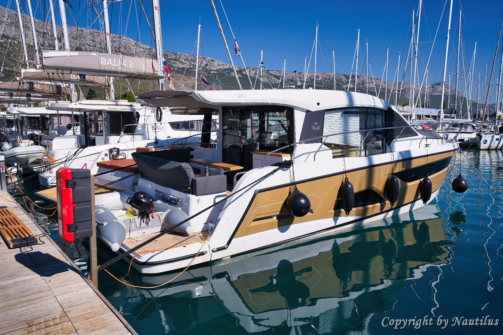 Motorni brod 'Tireless' - Sealine C390 Sportski i elegantan krstaš s velikim staklenim površinama, dostupan za najam u Hrvatskoj.