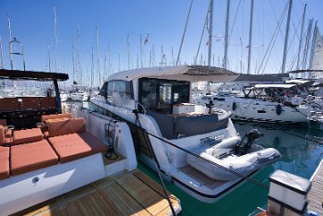 Charter baza Kaštela - Pogled na krmu Lagan pristup moru preko platforme. 'Tireless' je savršeno lociran za istraživanje splitskog arhipelaga.