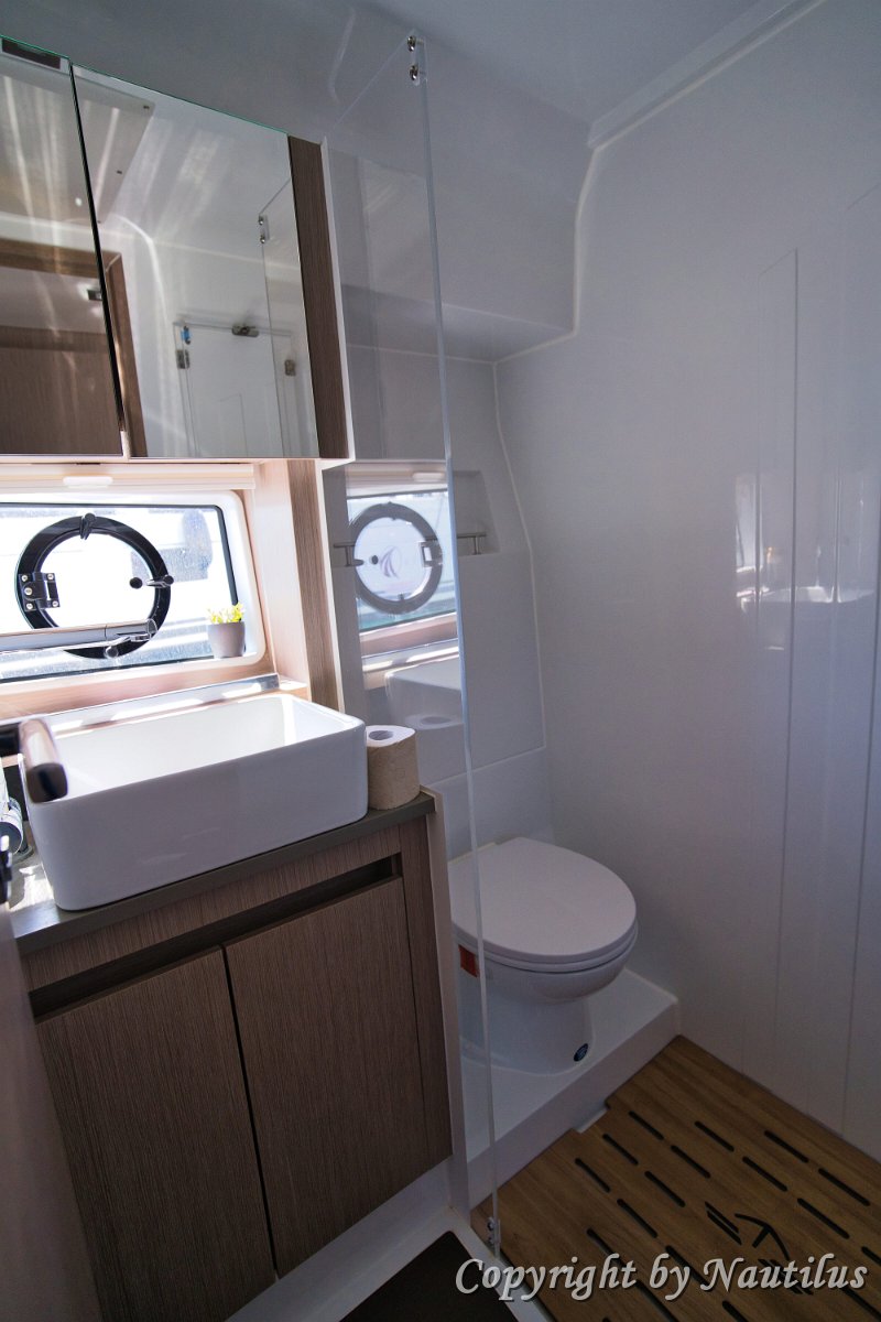 Druga kupaonica / Dnevni WC Dodatna kupaonica koja služi gostinskim kabinama, čuvajući privatnost vlasničkog apartmana.