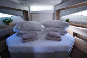 Udobnost i detalji glavnog kreveta Visokokvalitetni madrac i materijali osiguravaju miran san u vlasničkom apartmanu.