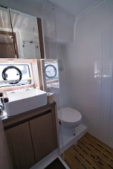 Druga kupaonica / Dnevni WC Dodatna kupaonica koja služi gostinskim kabinama, čuvajući privatnost vlasničkog apartmana.