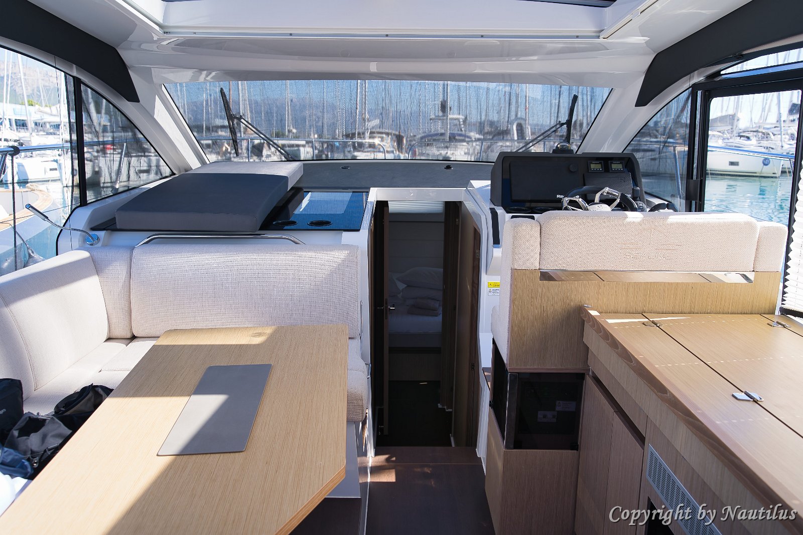 Unutarnja blagovaonica Udobna L-klupa oko stola, savršena za večernja druženja.