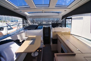 Otvorena atmosfera na Sealine C390 Veliki stakleni prozori okružuju salon, ispunjavajući interijer prirodnim svjetlom.